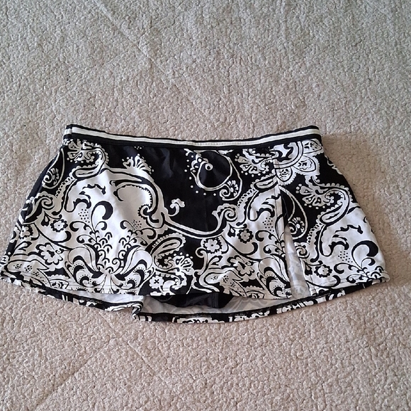 24th & Ocean Black and White Swim Skirt - Picture 1 of 4